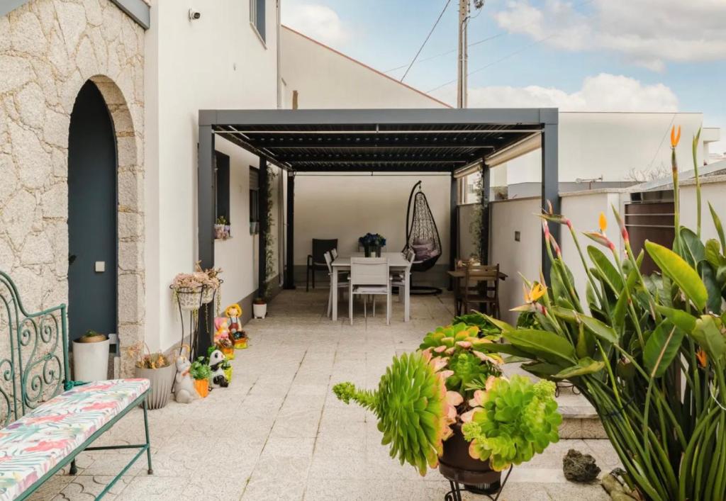 een patio met een tafel, stoelen en planten bij Quarto duplo com wc privada Apúlia in Apúlia