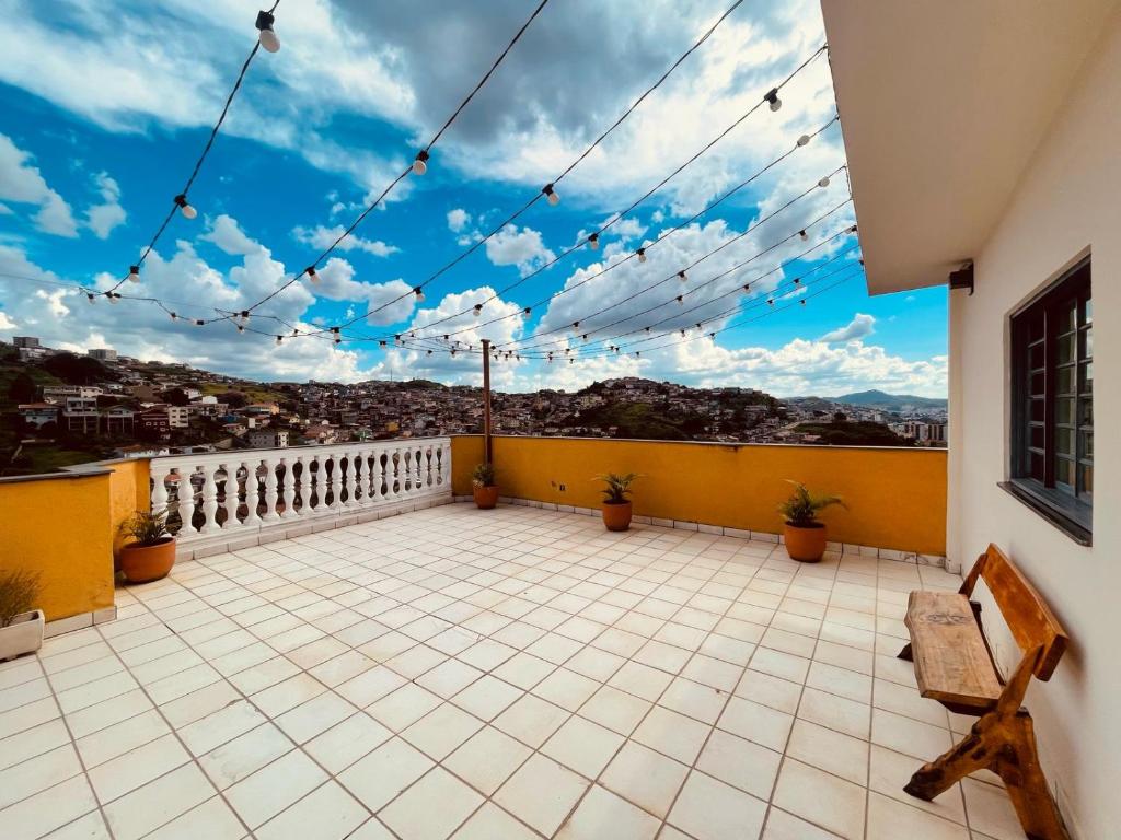a balcony with a view of the sky at Apto Cobertura Santa Rosalia in Poços de Caldas