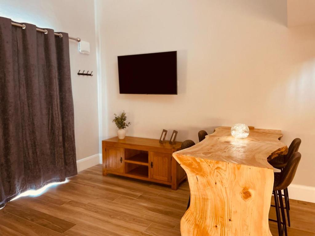 TV a/nebo společenská místnost v ubytování Teach Máire, Downings
