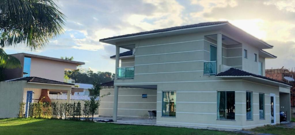 a white house with a fence in a yard at Casa de alto padrão para COP30 in Belém
