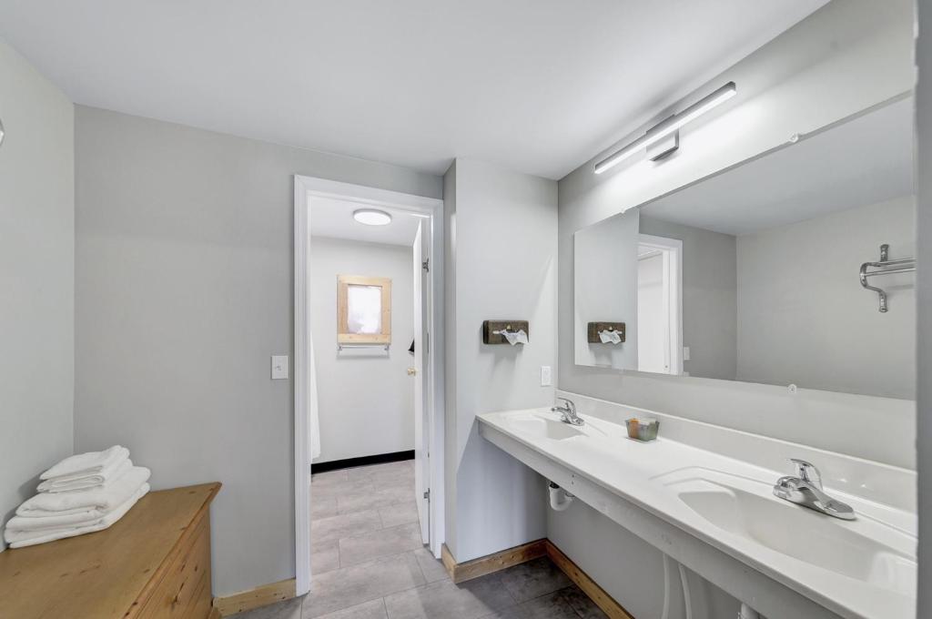 bagno con lavandino e grande specchio di Lantern Inn a Hill City