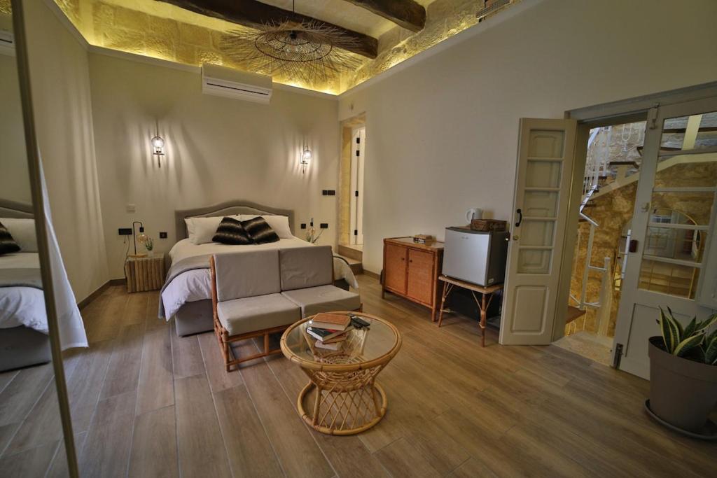 Postel nebo postele na pokoji v ubytování Bell & Beam - A Timeless Gozitan Stay in Victoria
