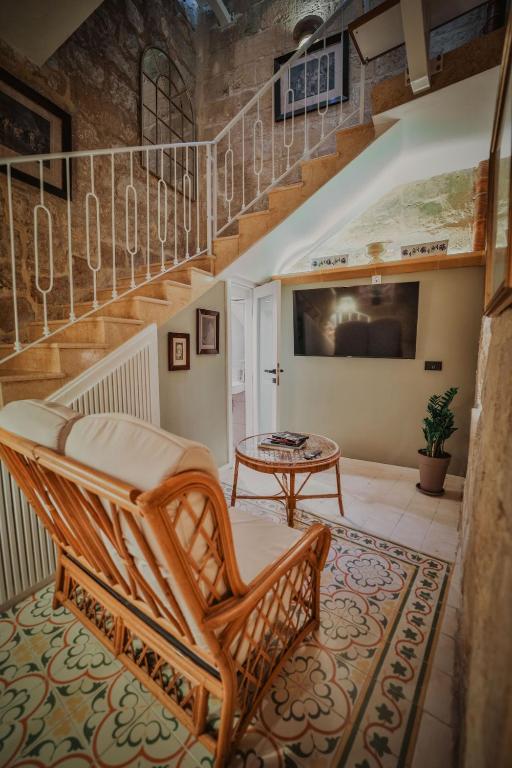 Posezení v ubytování Bell & Beam - A Timeless Gozitan Stay in Victoria