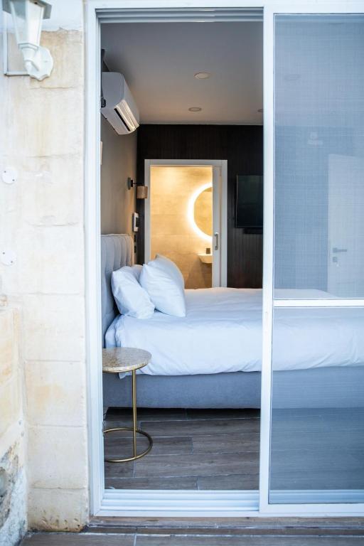 Postel nebo postele na pokoji v ubytování Bell & Beam - A Timeless Gozitan Stay in Victoria