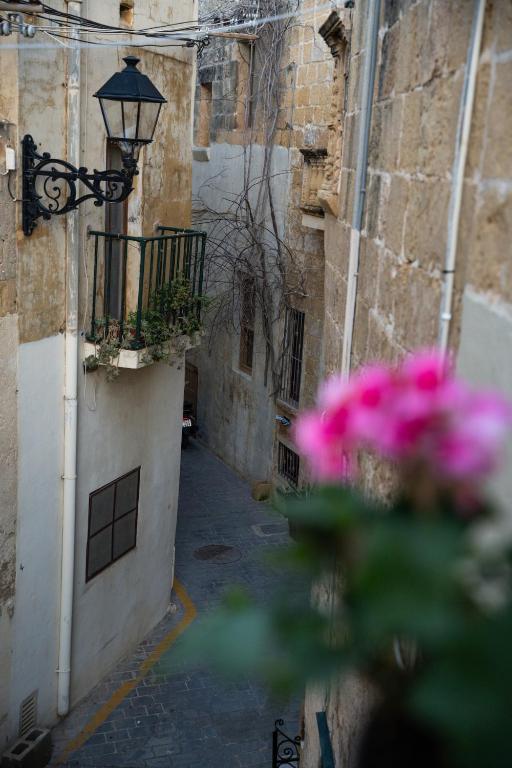 Fotografie z fotogalerie ubytování Bell & Beam - A Timeless Gozitan Stay in Victoria v destinaci Victoria