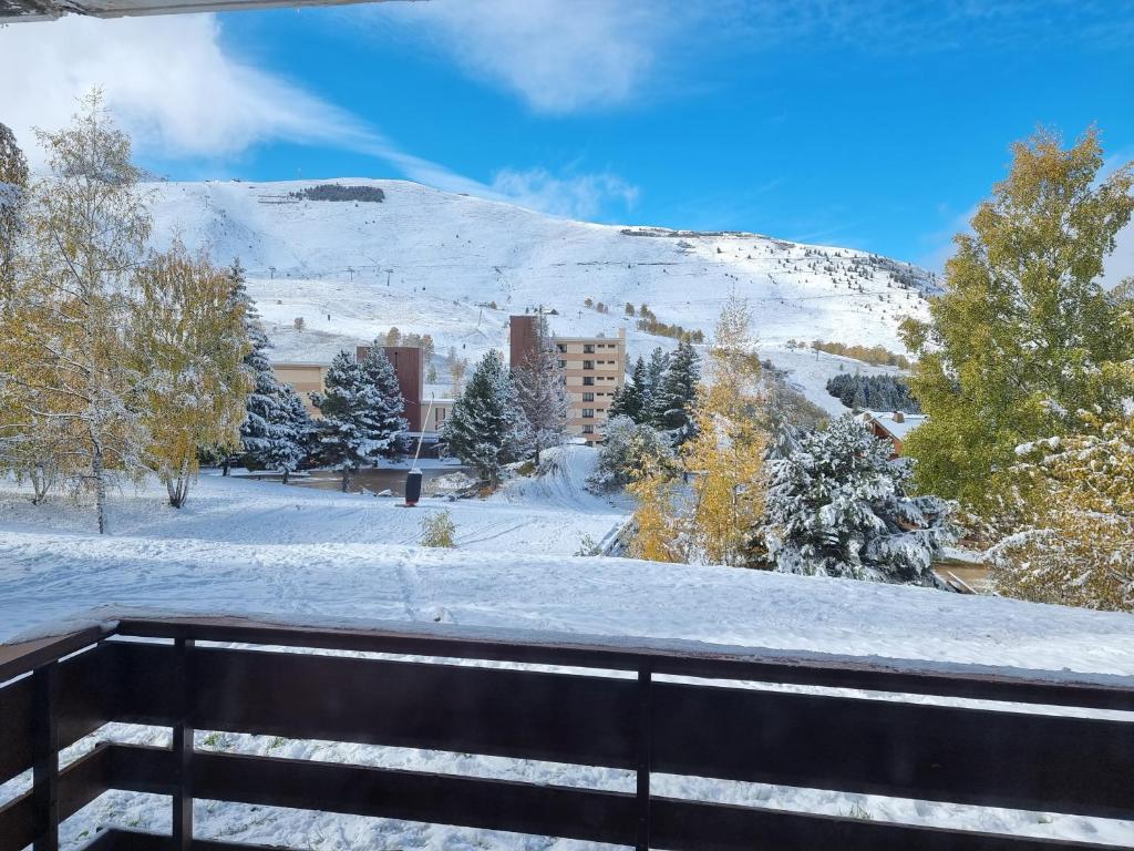 - une vue sur une colline enneigée avec un bâtiment dans l'établissement appartement près des pistes le refuge des Marmottes, à Les Deux Alpes