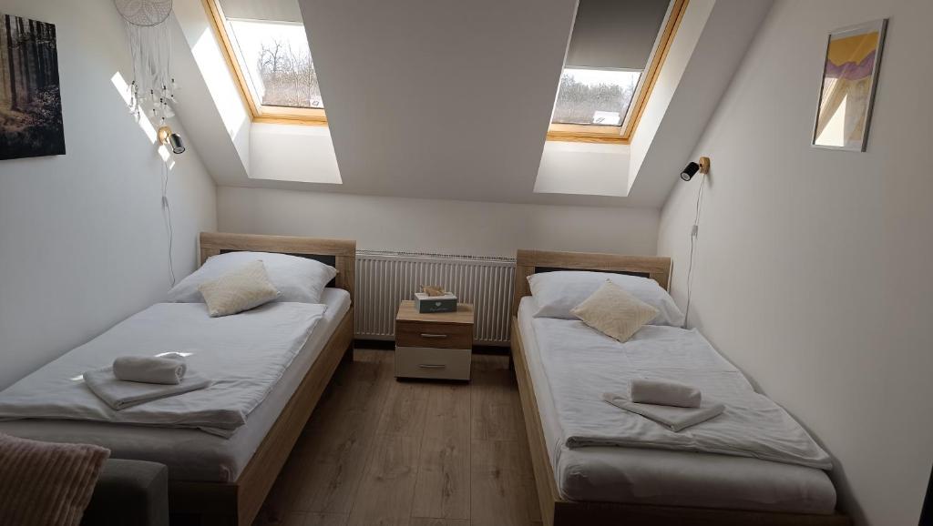 Postel nebo postele na pokoji v ubytování Apartmány Svítkov 79