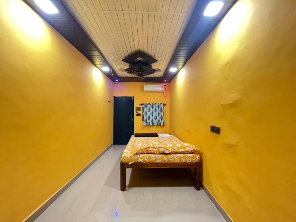 Postel nebo postele na pokoji v ubytování Shubhamkaroti Cottage