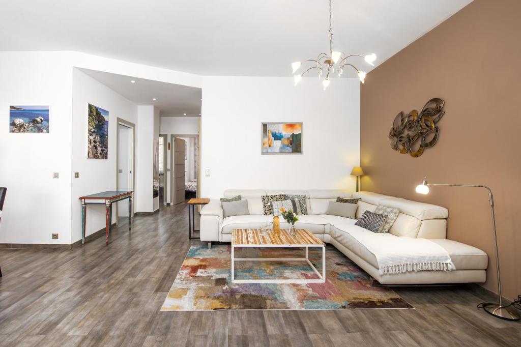 un salon avec un canapé et une table dans l'établissement MASSENA - Agréable 3 pièces - Plein coeur de Menton, à Menton