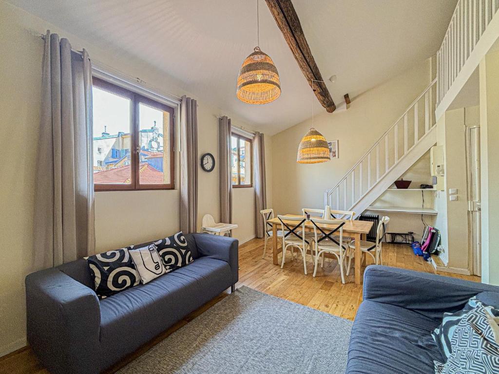 un salon avec un canapé et une table dans l'établissement Cozy 3 pièces, centre historique - Wifi, AC, 5pers, à Nice