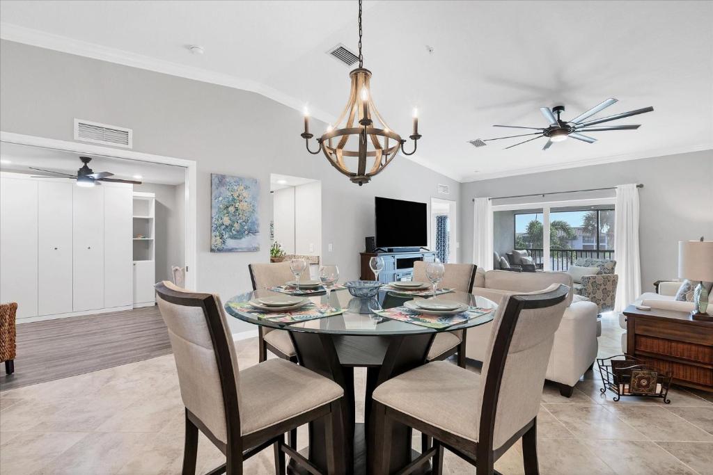 una sala da pranzo e un soggiorno con tavolo e sedie di HLB14060-322 a Burnt Store Marina