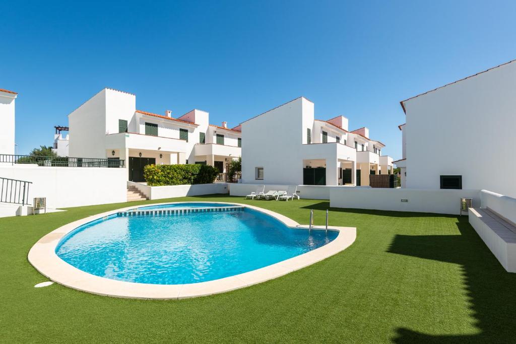 una piscina en el patio de una villa en La Casita de Arum, en Es Mercadal
