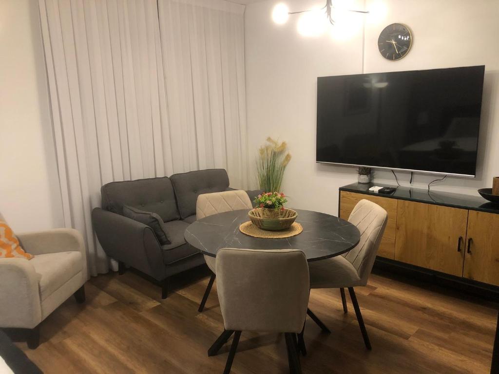 TV a/nebo společenská místnost v ubytování דירת בוטיק Dnine7