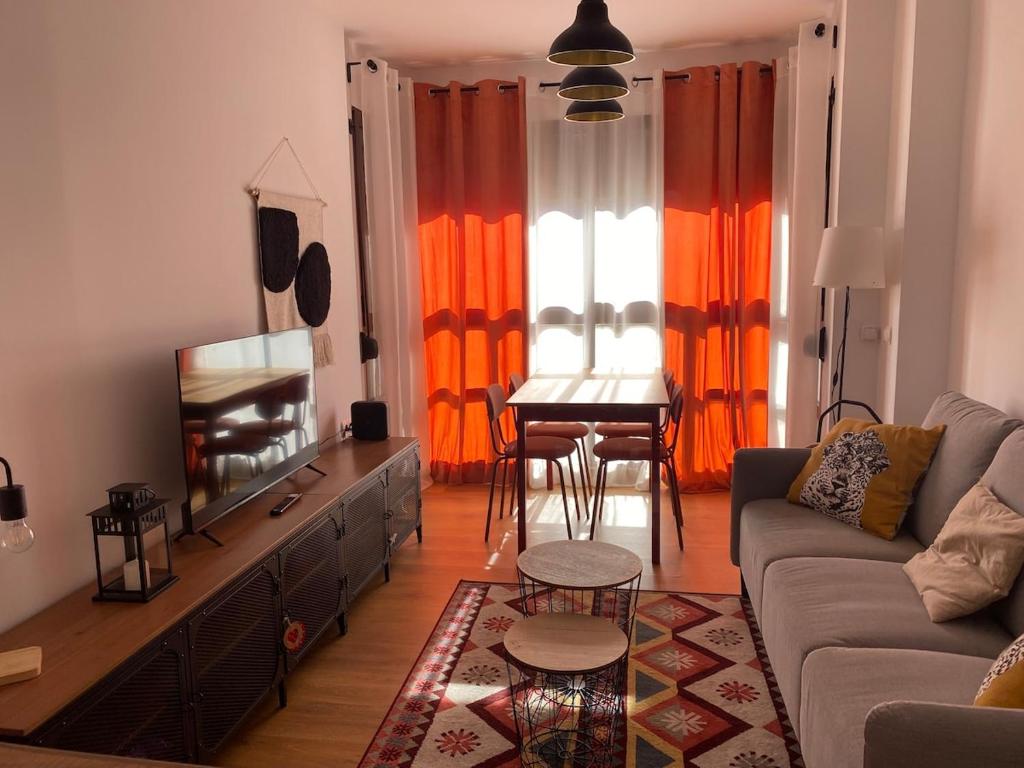 ein Wohnzimmer mit Couch und Tisch in der Unterkunft Aeropuerto - IFEMA 2 in Madrid