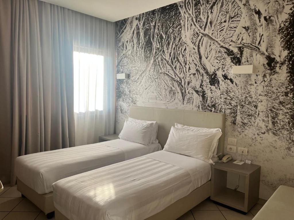 Łóżko lub łóżka w pokoju w obiekcie Hotel Napoleon