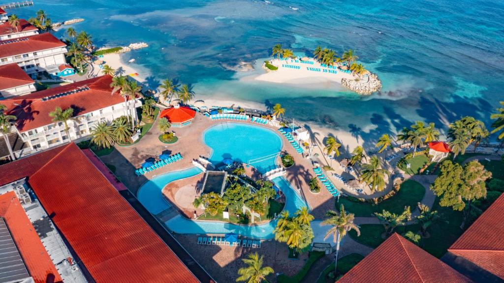 Bazén v ubytování Catalonia Montego Bay - All Inclusive nebo v jeho okolí