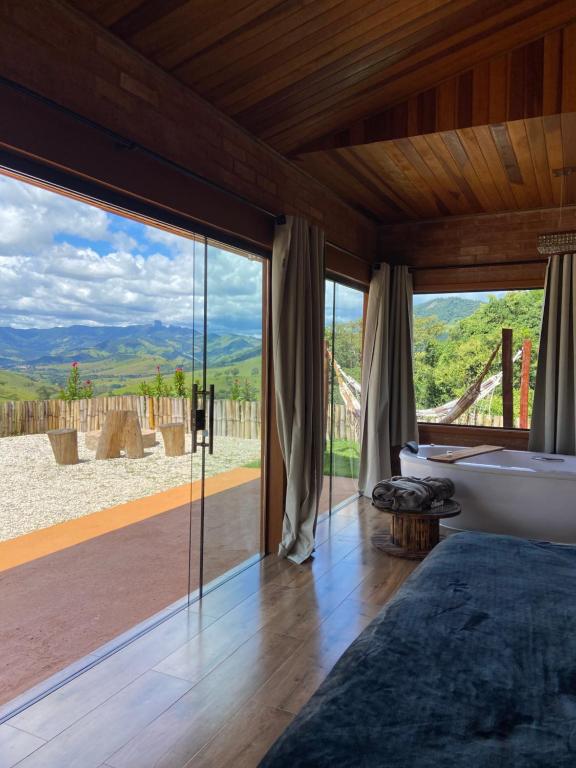 Nespecifikovaný výhled na hory nebo výhled na hory při pohledu z luxury tent