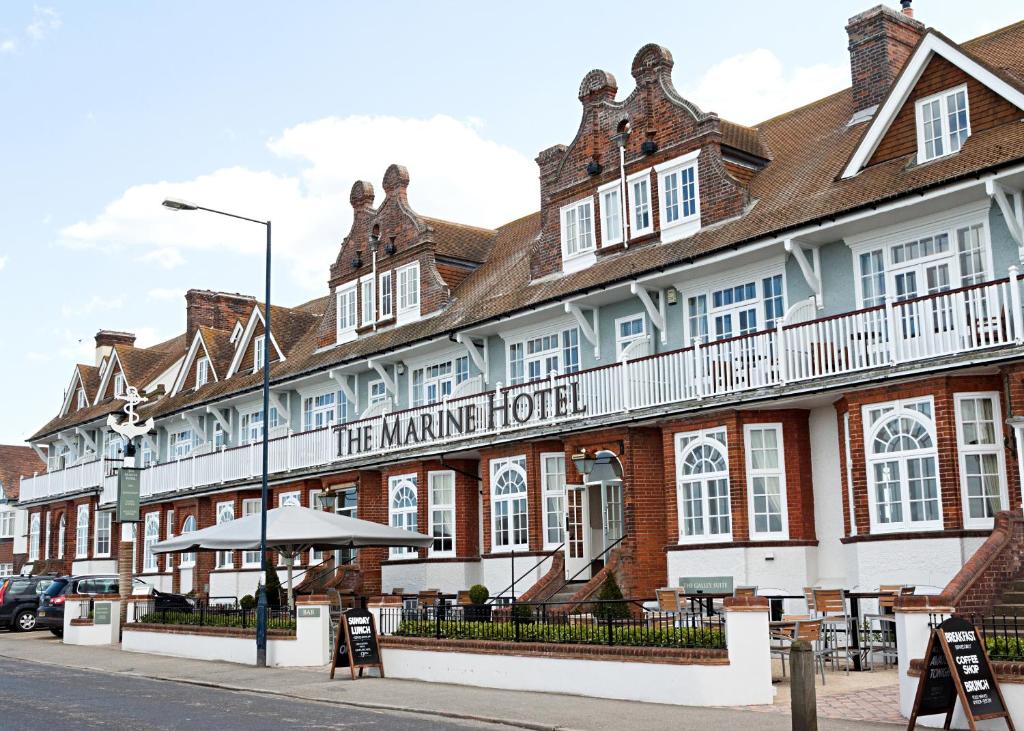 ein Gebäude mit einem Schild, das das Bergbauhotel liest in der Unterkunft The Marine in Whitstable