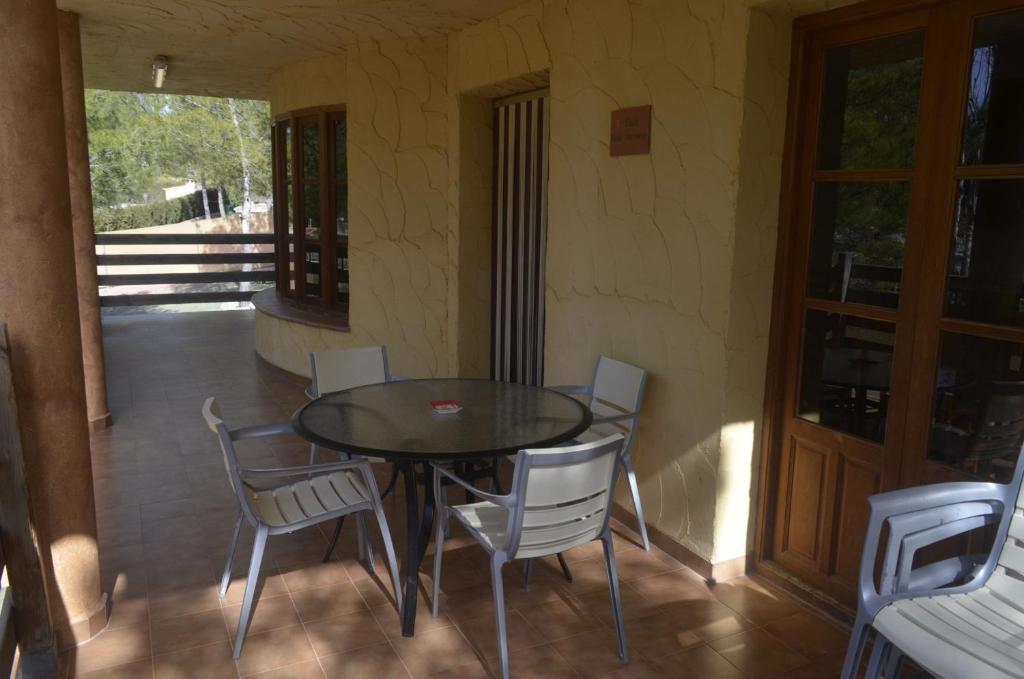 Un comedor con una mesa de cristal y sillas. en Pinar Hermoso, en Bullas