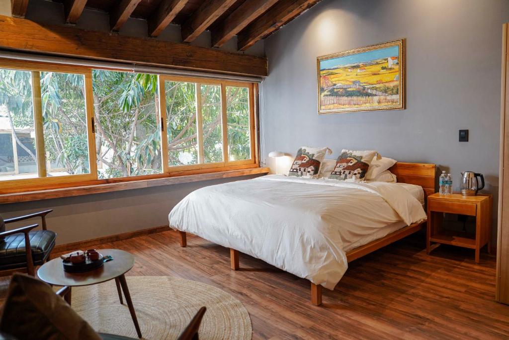 メキシコシティにあるPureの窓のある部屋にベッドがある寝室