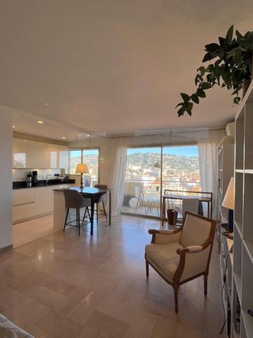 un salon avec une cuisine et une salle à manger dans l'établissement Celeste Cannes Centre 700m du Palais des Festivals, à Cannes