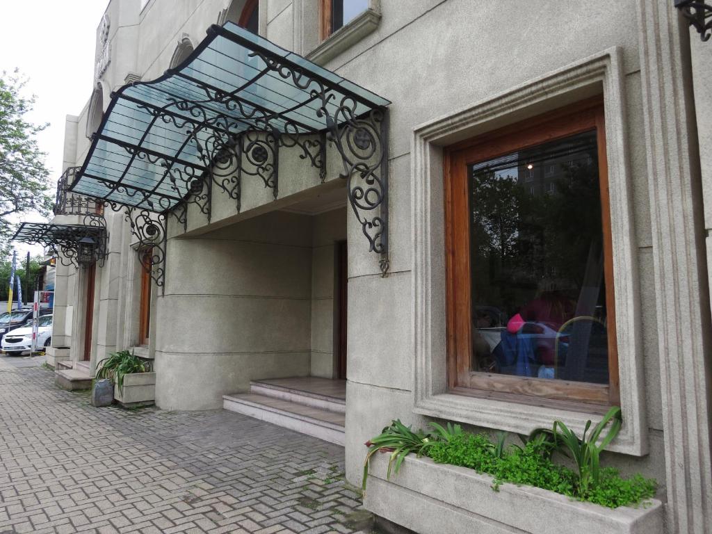 a building with a bench on the side of it at Hotel Doria in Rancagua