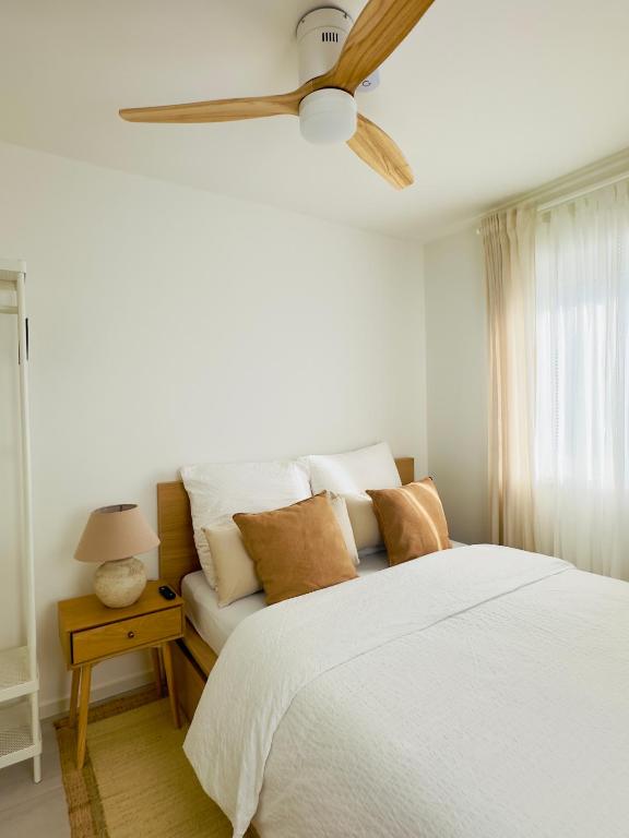 una camera con letto e ventilatore a soffitto di Sonnensteinzimmer a Pirna