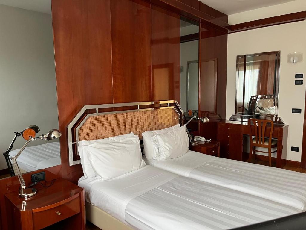 Łóżko lub łóżka w pokoju w obiekcie Hotel Napoleon