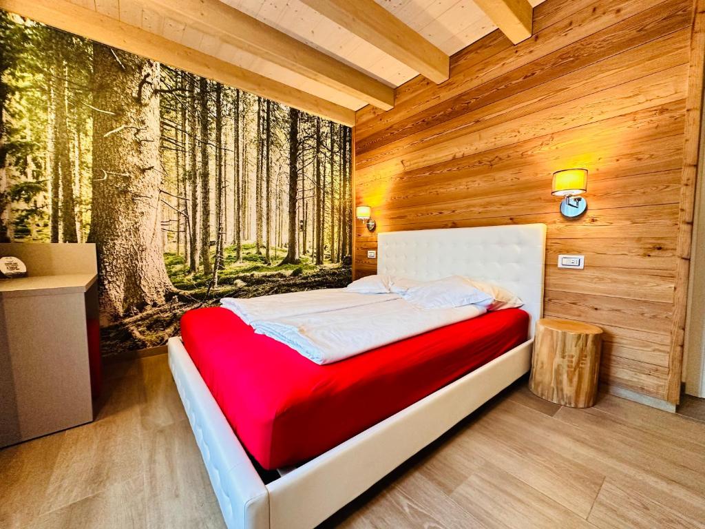 sypialnia z łóżkiem ze ścianą porośniętą drzewami w obiekcie Casa Tosca - Holiday Home w orbole