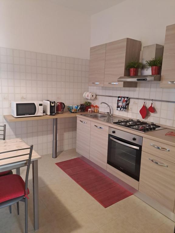 Kuchyň nebo kuchyňský kout v ubytování Casa Ai giardini