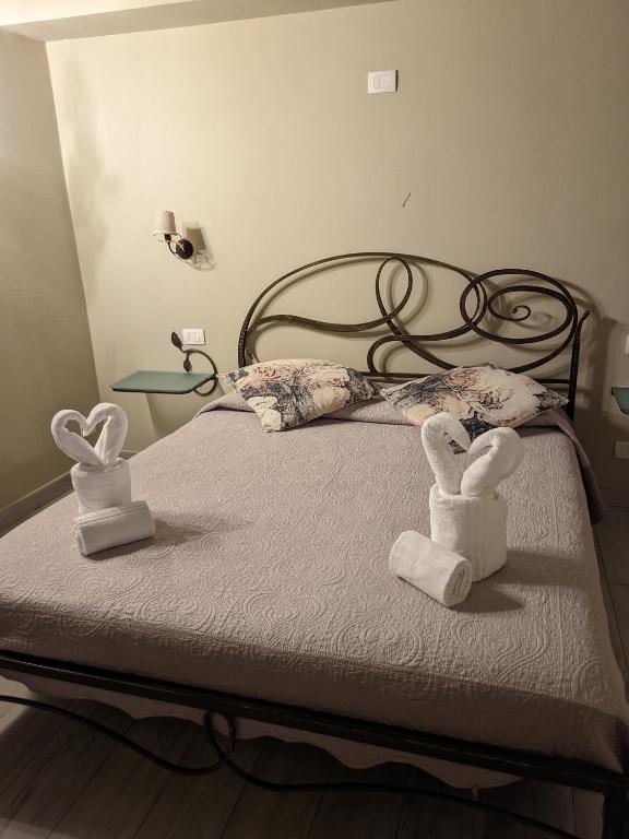 a bedroom with a bed with two stuffed animals on it at Casa D'amore in Riomaggiore
