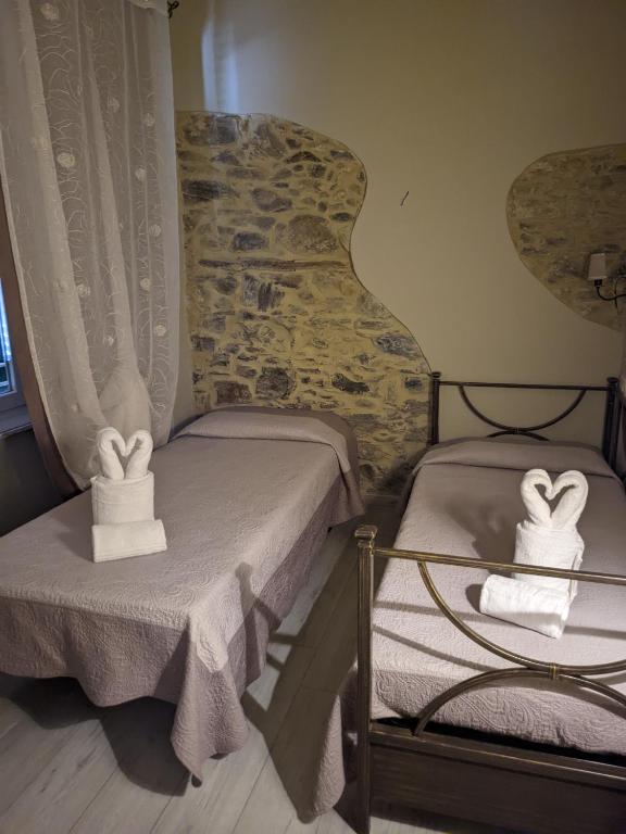 a bedroom with two beds with towels on them at Casa D'amore in Riomaggiore
