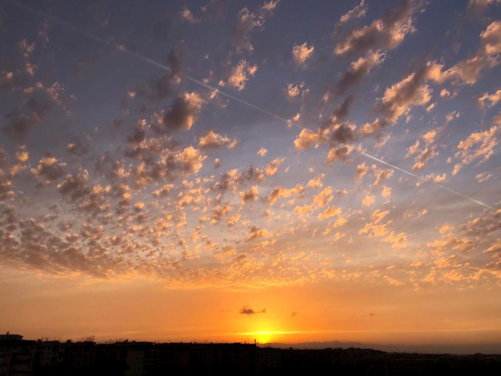 Alba o tramonto visti dall'interno dell'appartamento o dai dintorni