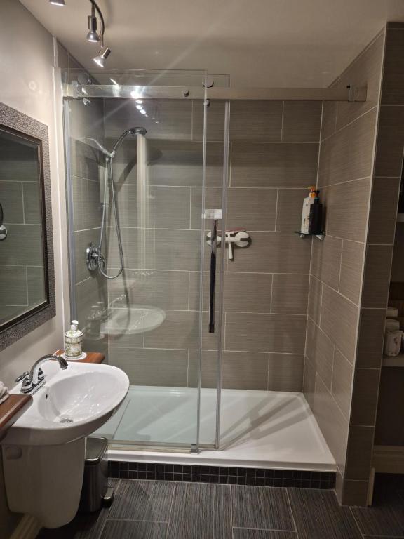 Bilik mandi di Gîte Au Perchoir