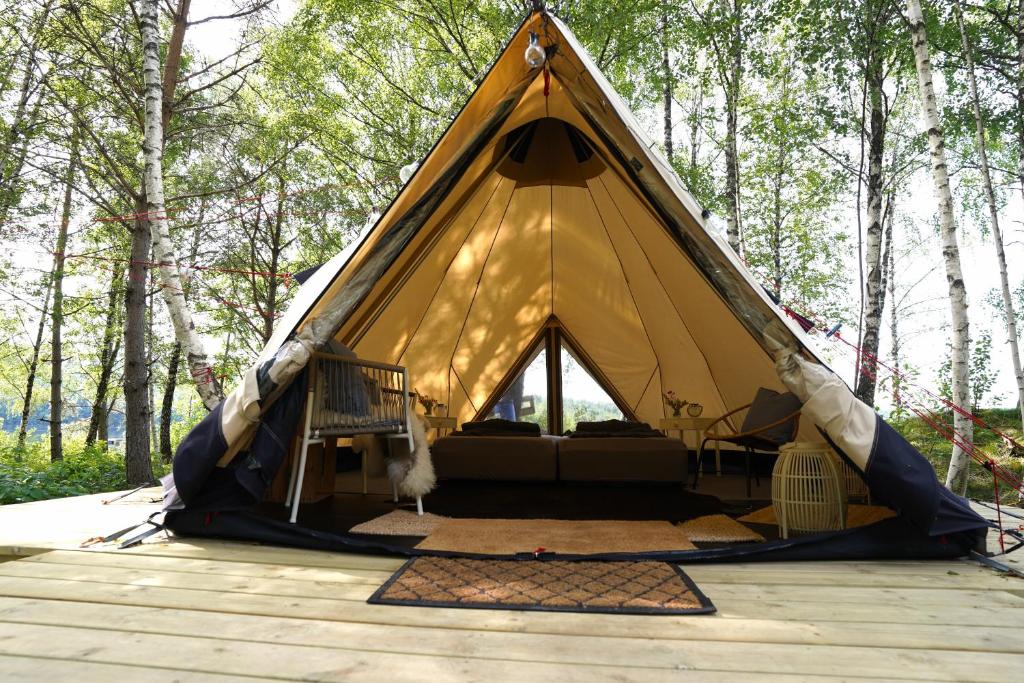 Galeriebild der Unterkunft Glamping Tent with direct lake access in Ed