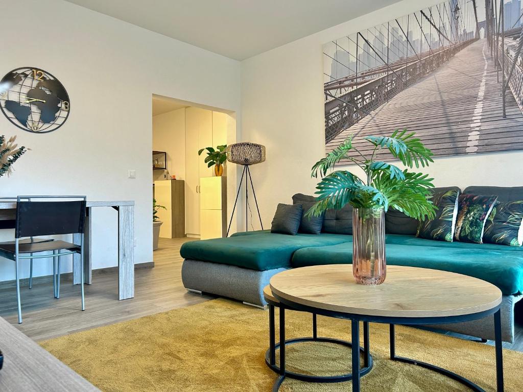 Χώρος καθιστικού στο Spacious & Stylish Apartment - Partial Lake View