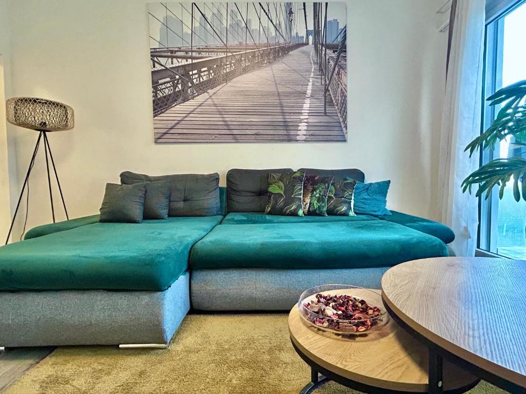 Spacious & Stylish Apartment - Partial Lake View - Resim 9