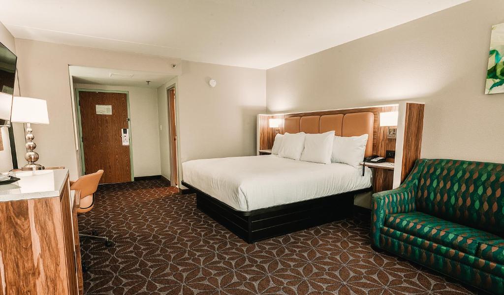Wyndham Garden Williamsburg Busch Gardens Area - Junior King Suite - Non-Smoking