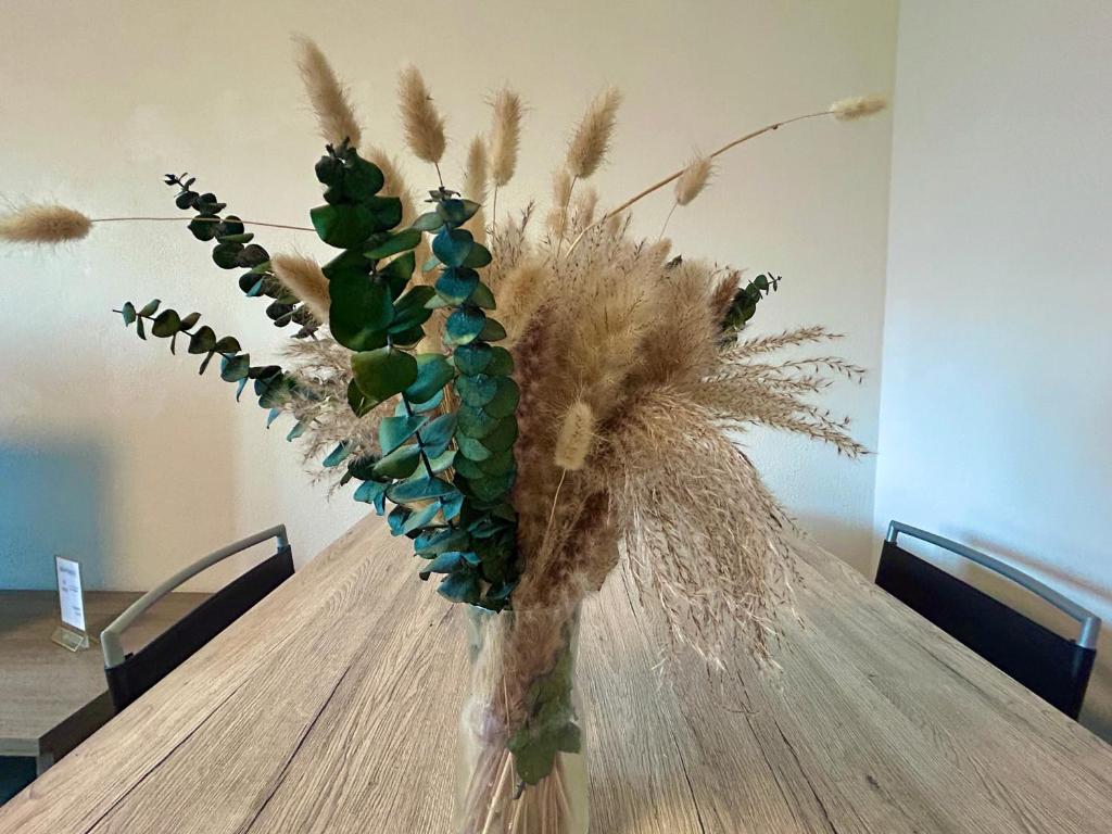 Spacious & Stylish Apartment - Partial Lake View - Resim 11