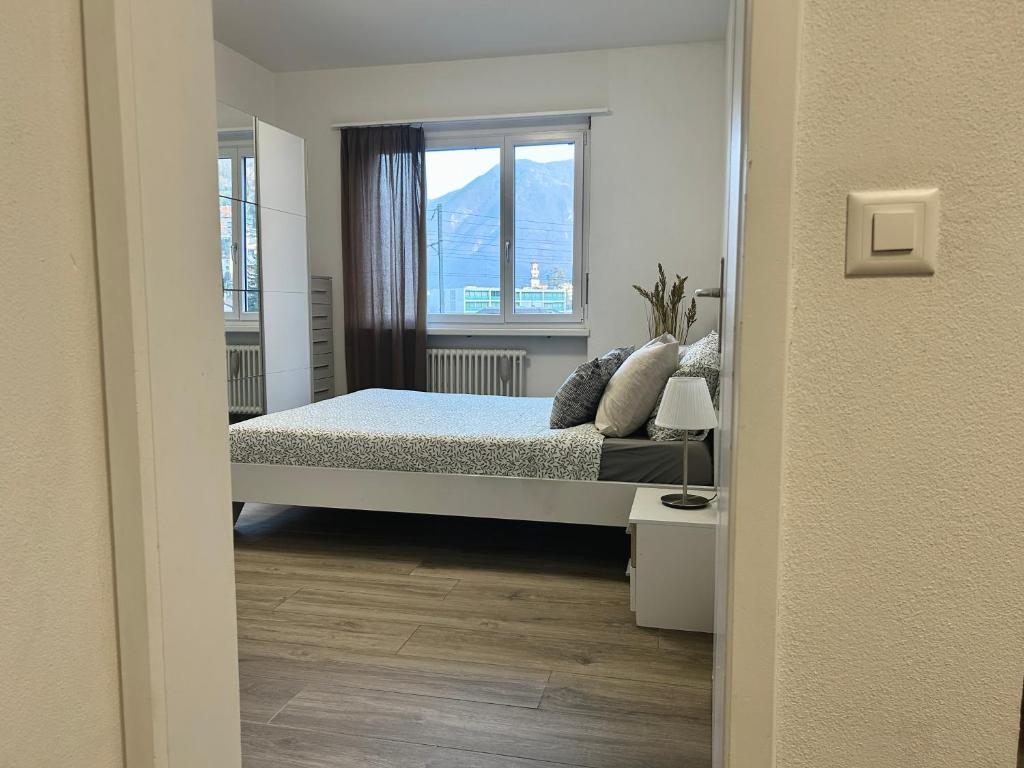 Spacious & Stylish Apartment - Partial Lake View - Resim 6