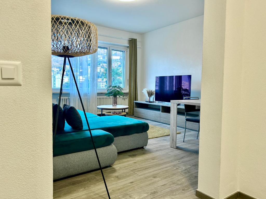 Spacious & Stylish Apartment - Partial Lake View - Resim 5