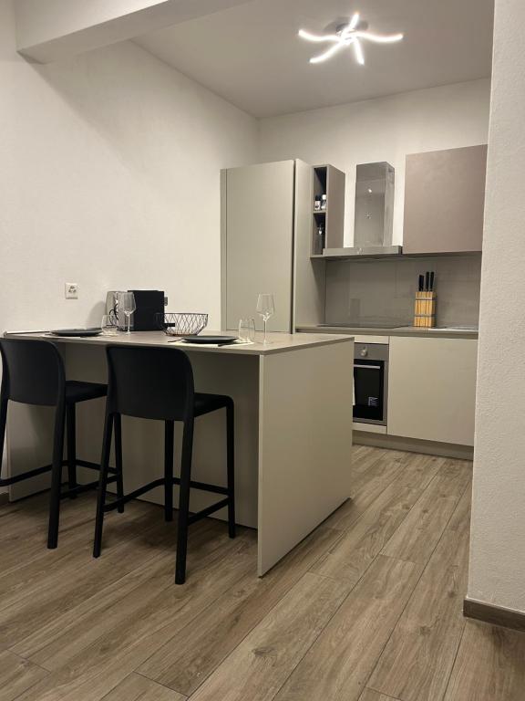 Spacious & Stylish Apartment - Partial Lake View - Resim 8