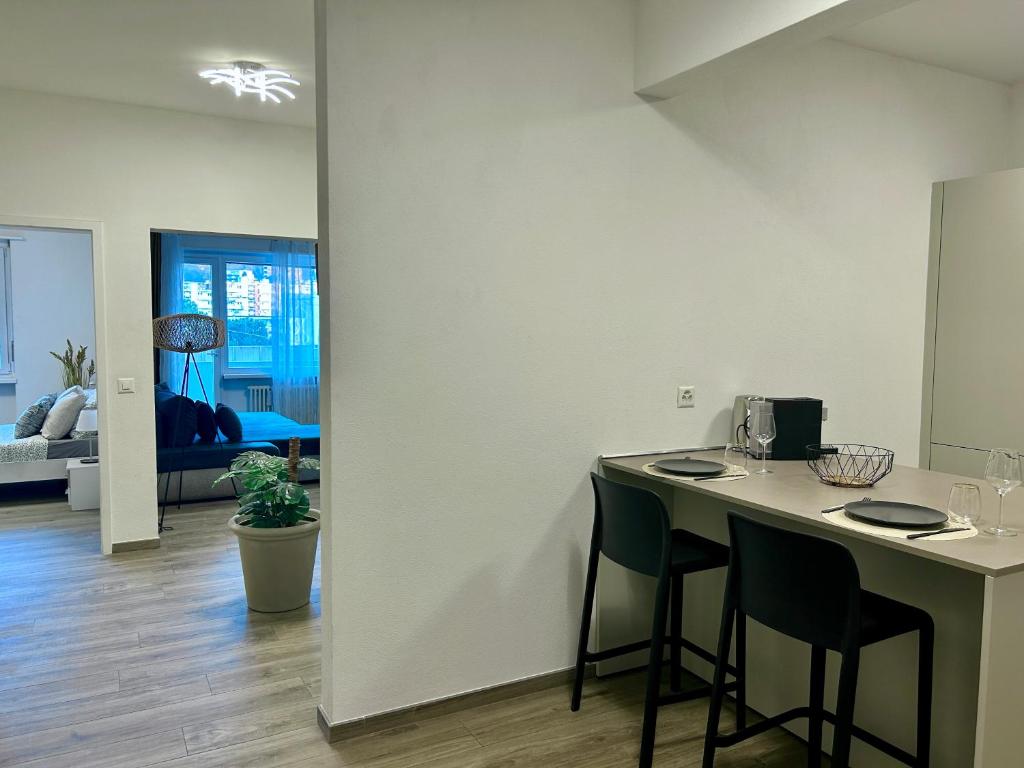 Spacious & Stylish Apartment - Partial Lake View - Resim 13