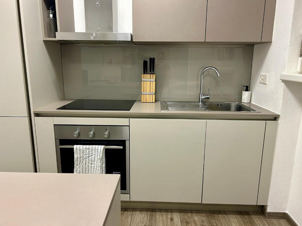 Spacious & Stylish Apartment - Partial Lake View - Resim 4