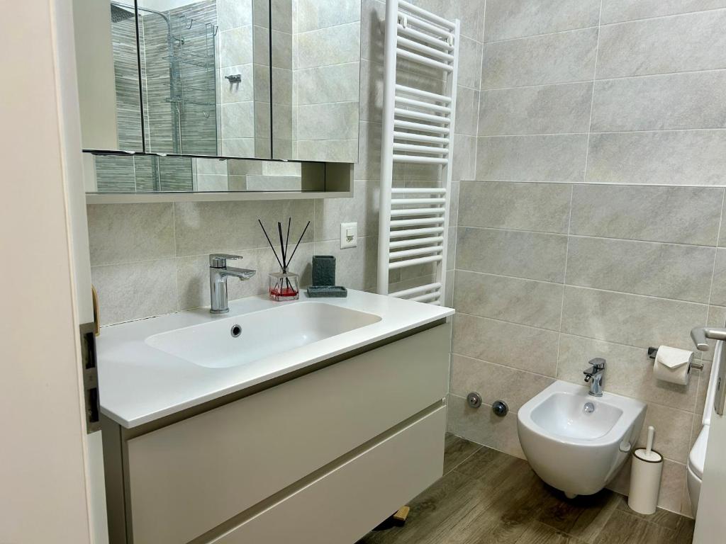 Spacious & Stylish Apartment - Partial Lake View - Resim 7