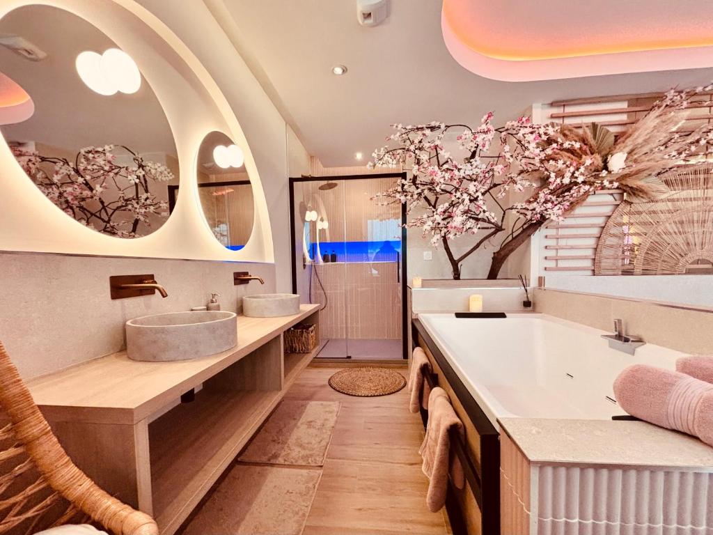 une salle de bain avec deux lavabos et une baignoire dans l'établissement Blossom Suite-Hyper centre Jacuzzi Balcon clim, à Lyon