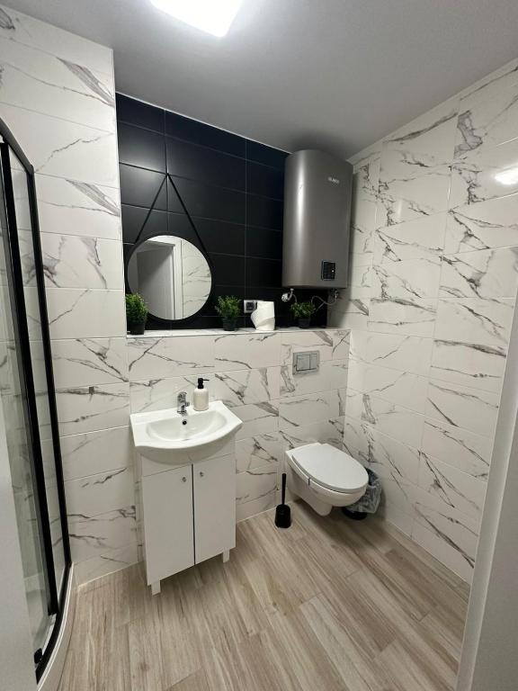 łazienka z białą umywalką i toaletą w obiekcie Hostel J17 w mieście Katowice