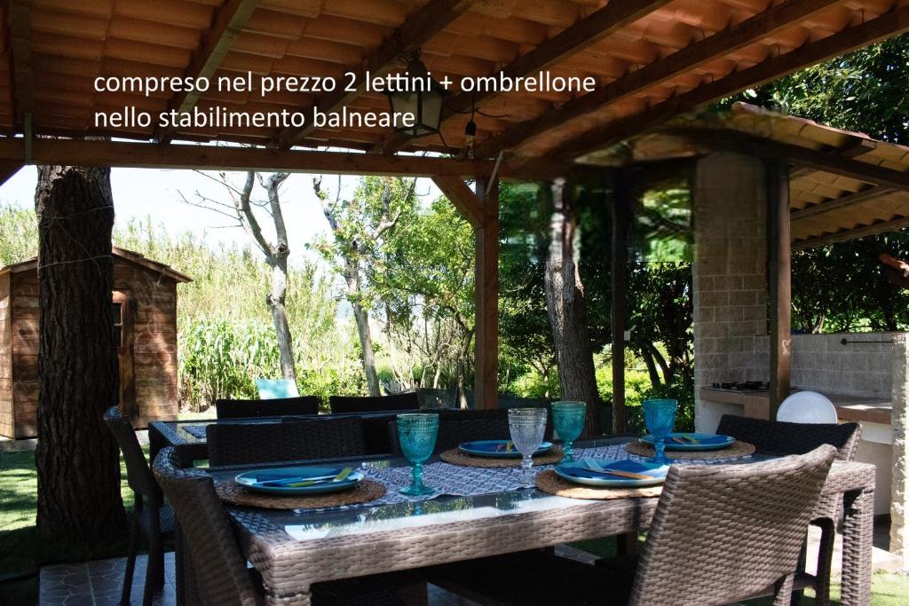 Taman di luar la casetta bamboo " 50 mt dal mare" incluso ombrellone e 2 lettini nello stabilimento