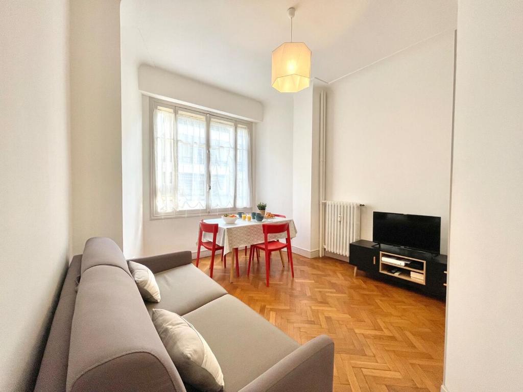 un salon avec un canapé et une table dans l'établissement Belle Nuit, à Nice