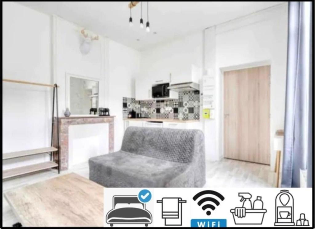 un salon avec une chaise et une cuisine dans l'établissement Basilique IX, à Douvres-la-Délivrande